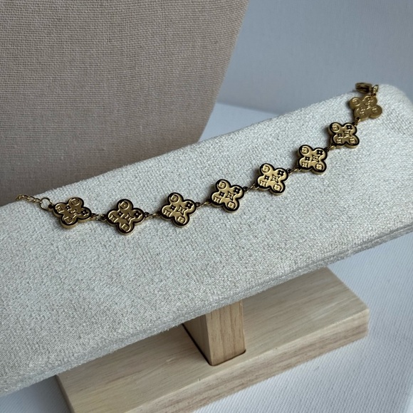 Elegant Gold Floral Bracelet - Picture 4 of 4
